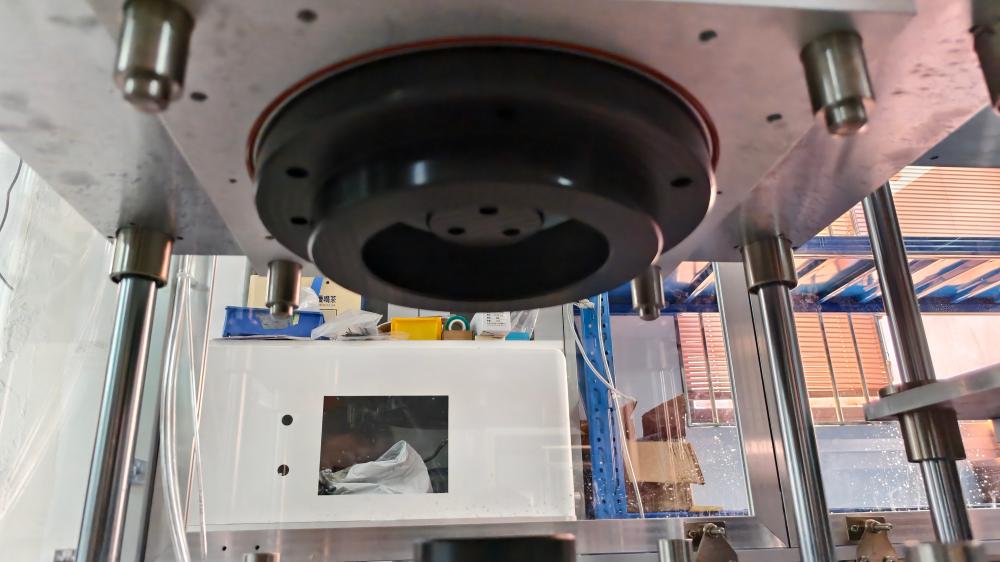 Upper sealing fixture