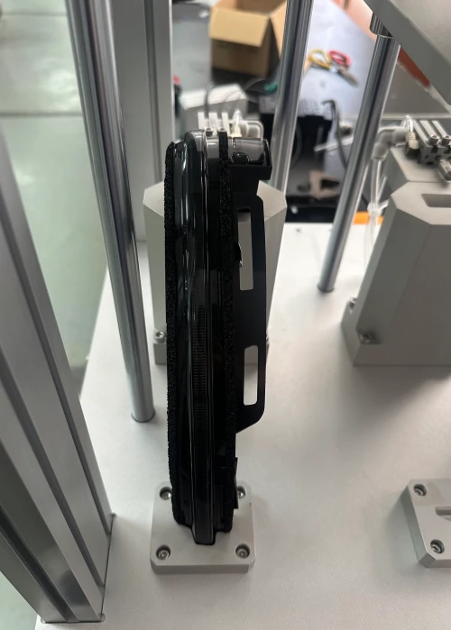 Side mirror turn signal placed on the fixture