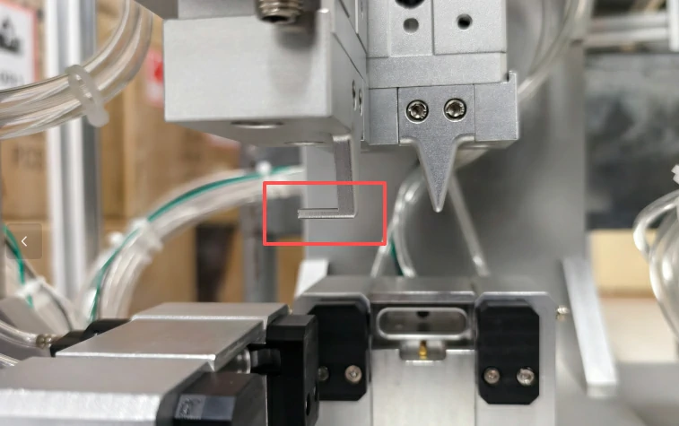 Device used at each station to block the hole