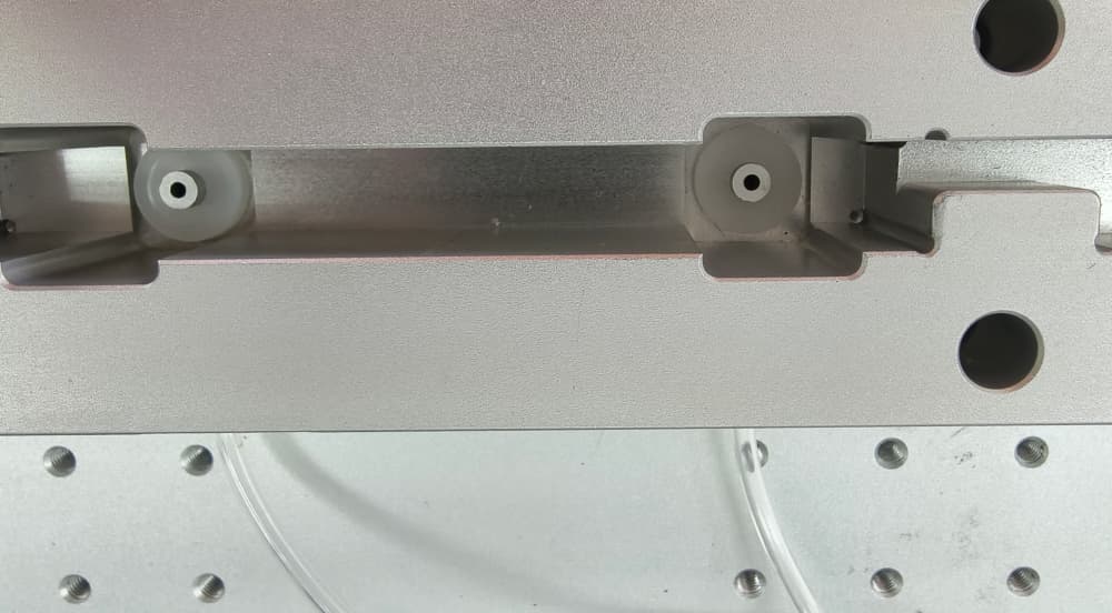 Lower fixture for sealing and air filling