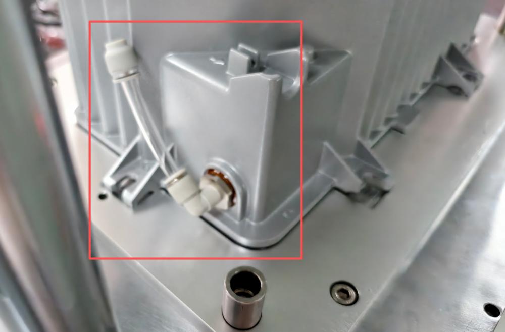 Right‑side plugging assembly for wireless bridge enclosure leak tester