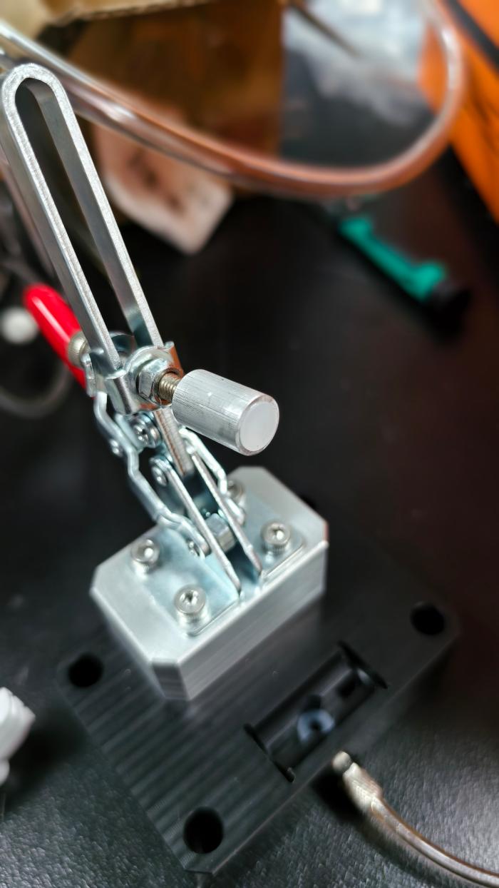 Leak test fixture for medical tubing connector