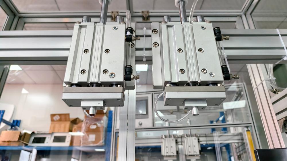 Upper fixture used to seal the vacuum opening