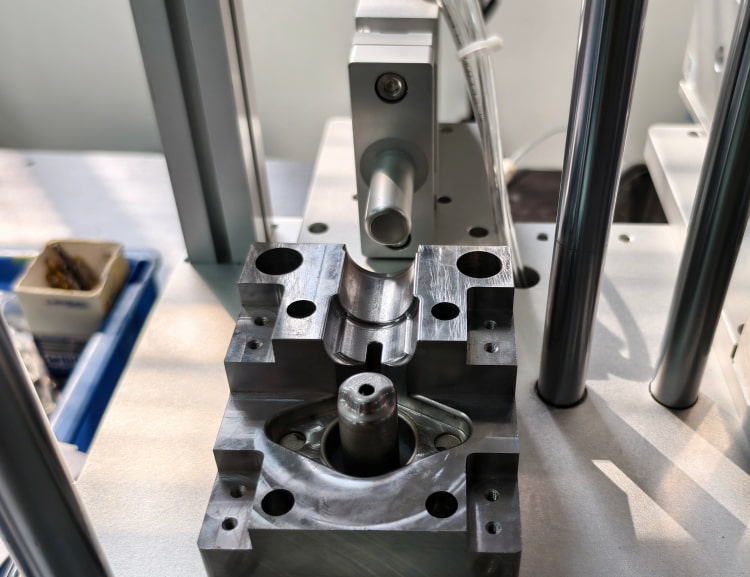 Testing station for coolant elbow pipe