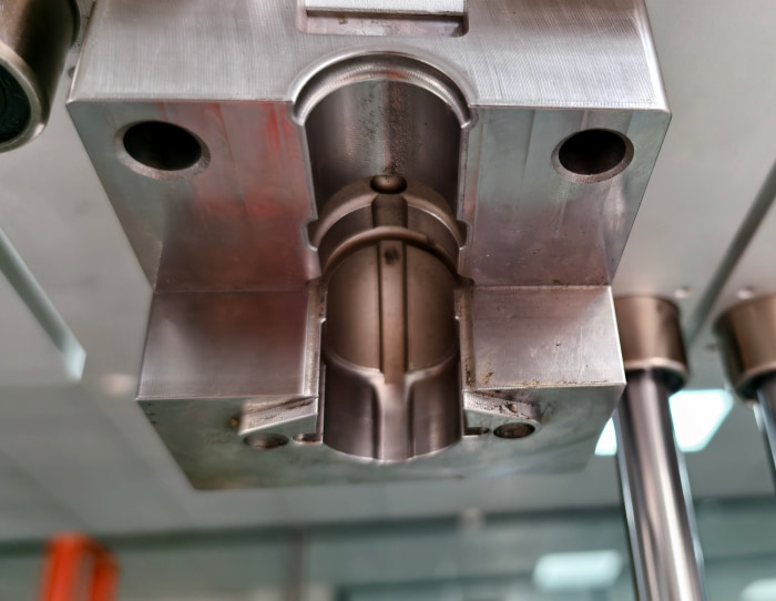 Upper clamping fixture for coolant elbow pipe